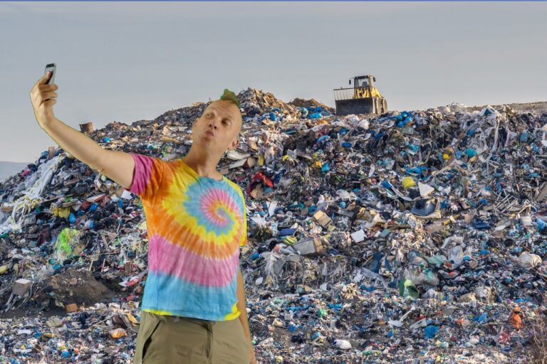 Ein junger Mann posiert in Selfie-Haltung vor einem meterhohen Berg Plastik.